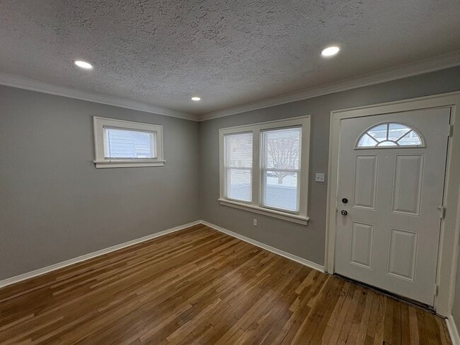 Building Photo - 10118 Russell Ave