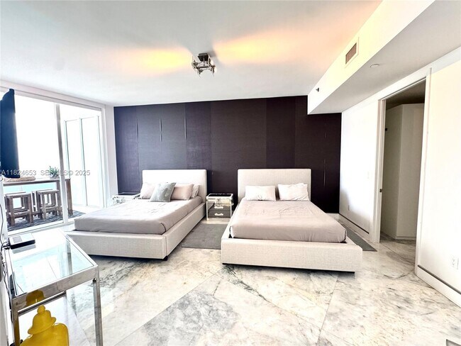 Building Photo - 16001 Collins Ave