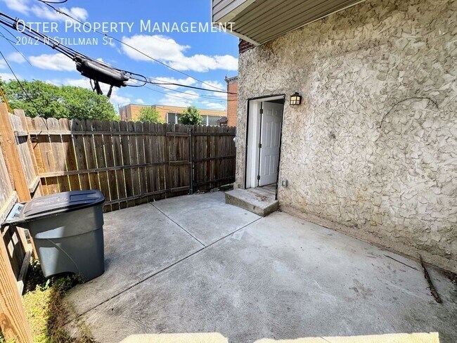 Building Photo - 2042 N Stillman St