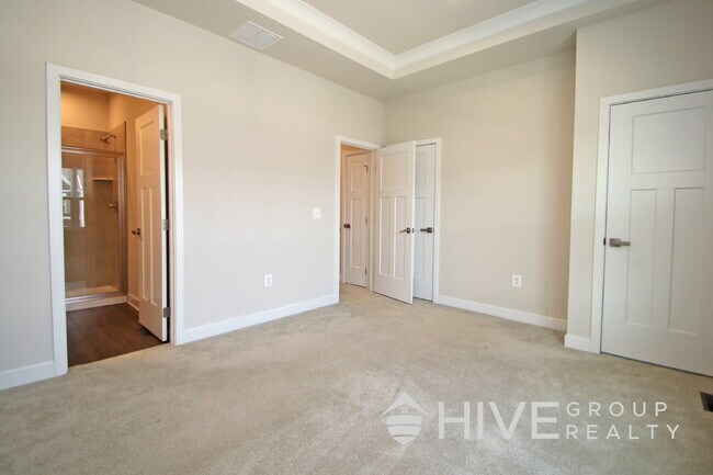 Building Photo - Spacious 4-Bed, 3.5-Bath with Garage!