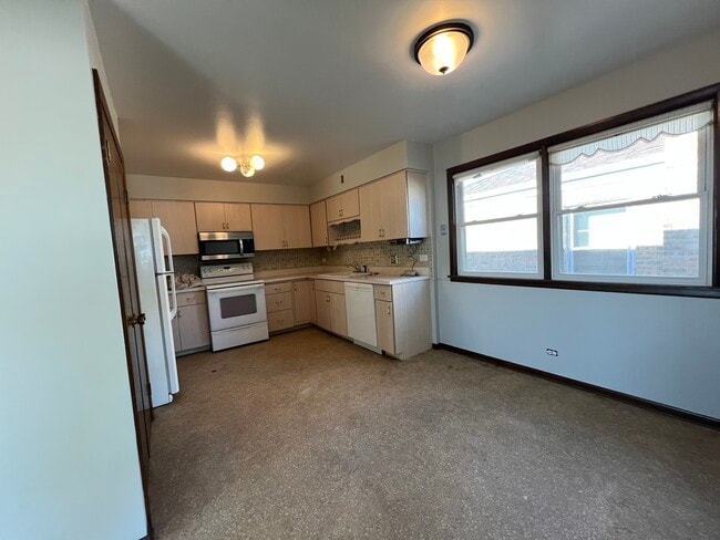 Building Photo - 5635 W Montrose Ave