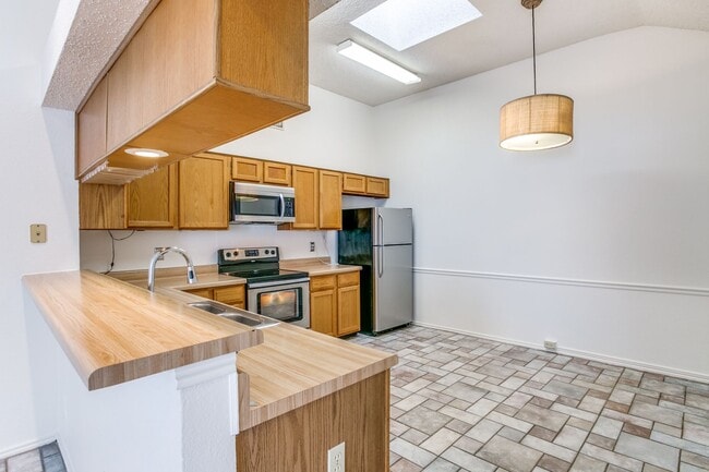 Building Photo - 3 Bedroom Duplex in Coppell – Private Back...