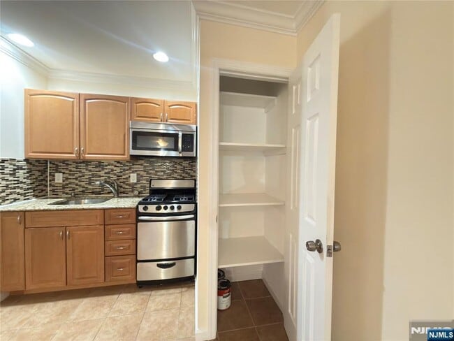 Building Photo - 400 Fairview Ave