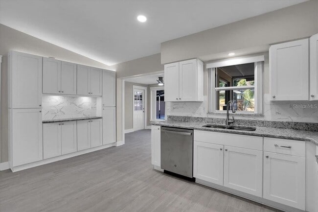 Building Photo - 1452 S Evergreen Ave