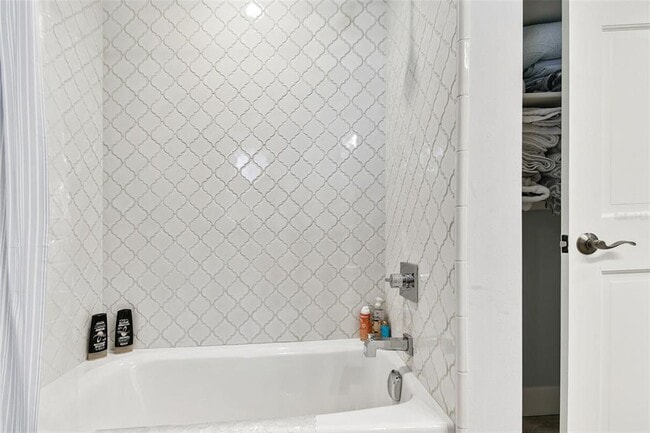 Building Photo - 2822 W Vina Del Mar Blvd