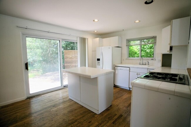 Building Photo - 5800 Paramus