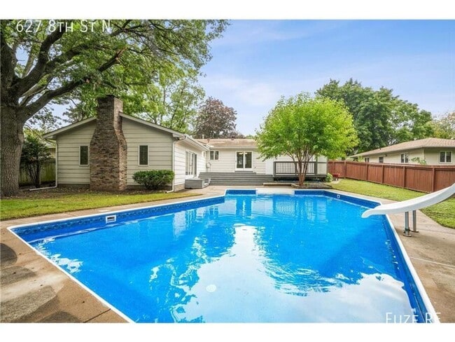 Building Photo - 627 8th St N