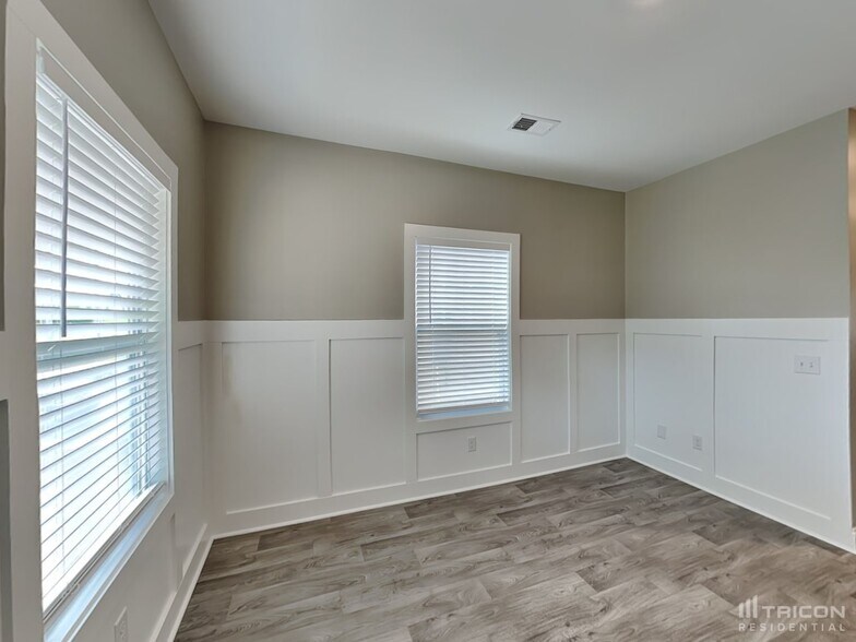 Building Photo - 1021 Crescent Moon Lp