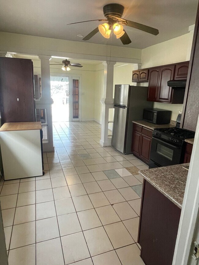 Building Photo - 2BD/1BA Shotgun in MidCity