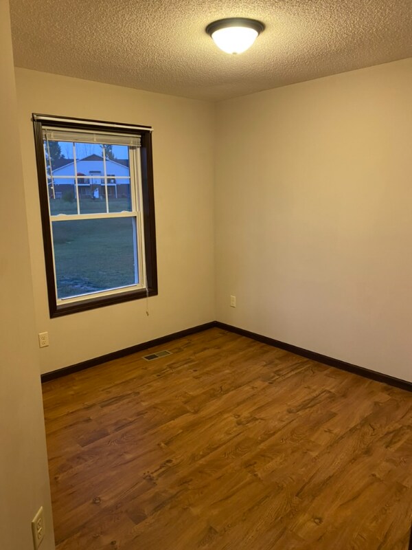 Building Photo - 539 Roosevelt St S