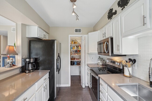 Building Photo - 6355 Del Monte Dr