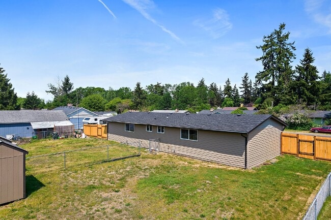Building Photo - Newly Remodeled 1-Bedroom Duplex Unit with...