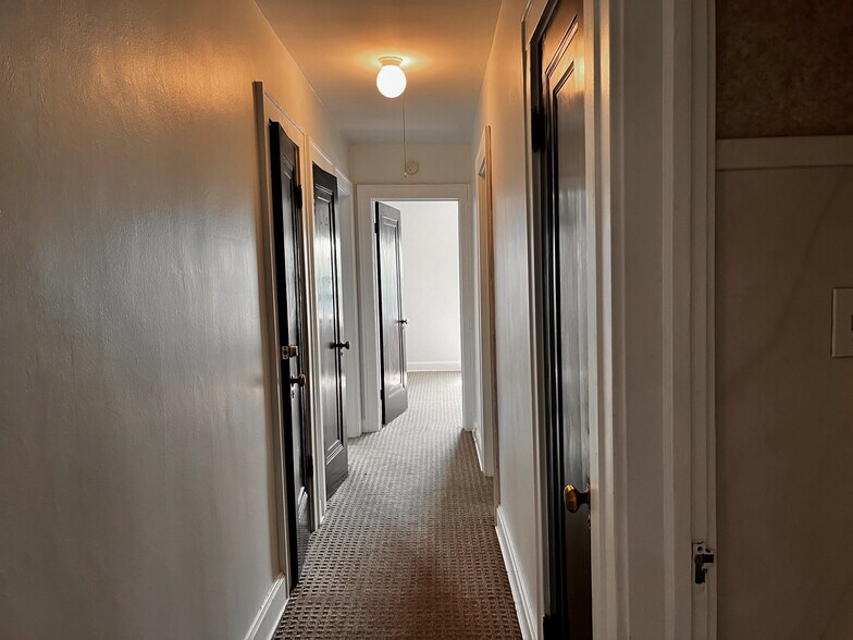 Building Photo - 5035 Walnut St