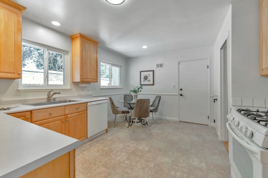 Building Photo - 208 Ravenswood Ave
