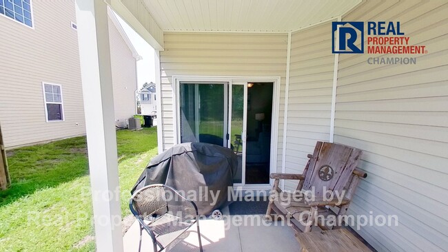 Building Photo - Beautiful Townhome with Open Floorplan and Covered Patio