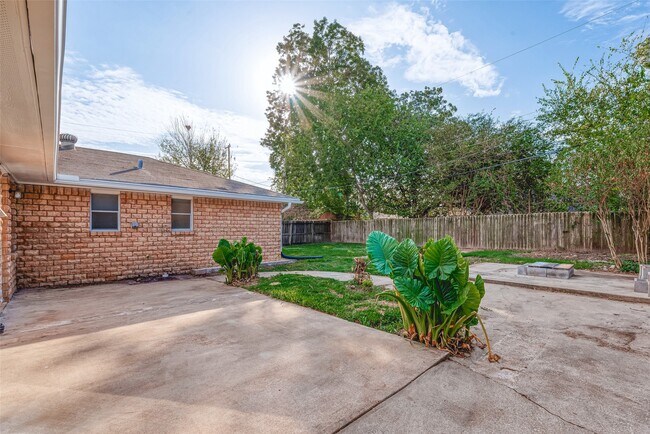Building Photo - 4923 Poinciana Dr