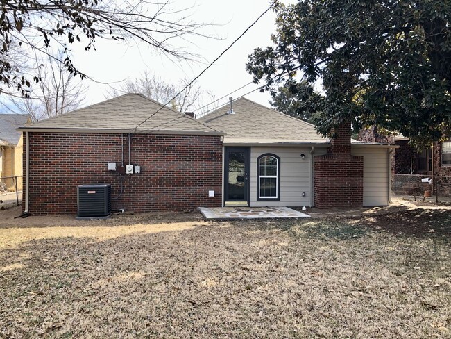 Building Photo - Beautifully renovated single-level home in...