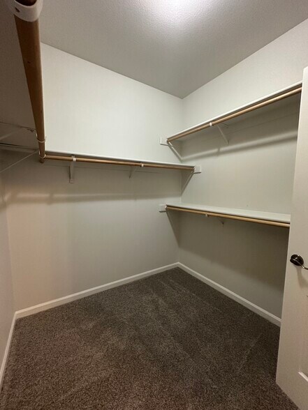 Building Photo - 992 Heather Way