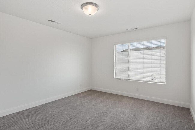 Building Photo - Desert Color Townhome 4-Bedrooms!