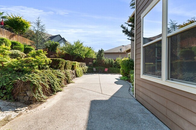 Building Photo - Stunning Large Home with 3 primary bedrooms + Tons of Amenities, Amazing Backyard !