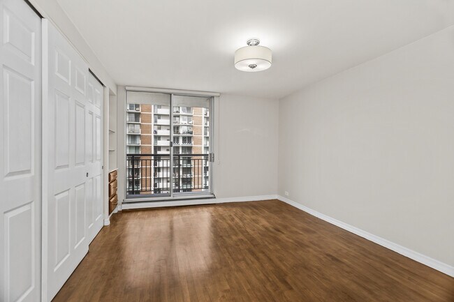Building Photo - 6007 N Sheridan Rd