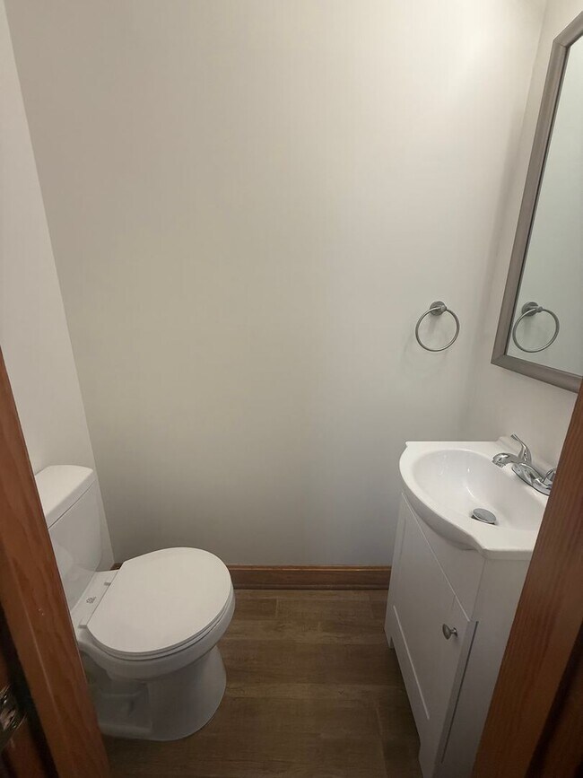 Building Photo - Three bedroom, 1.5 bath house in Burlington