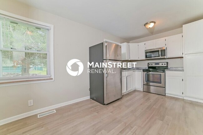 Building Photo - 3 Bedroom Pet-Friendly Home in Knoxville, TN with Main Street Renewal