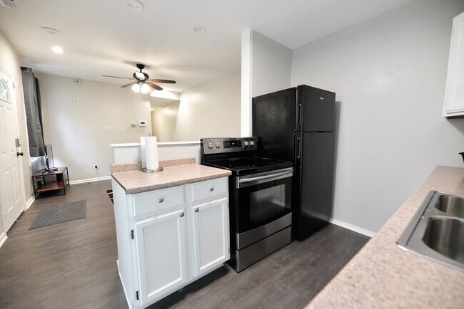 Building Photo - 912 Charlotte St