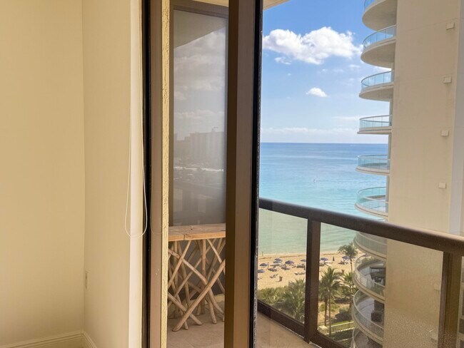 Building Photo - 16275 Collins Ave