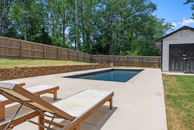 Building Photo - Forest Park