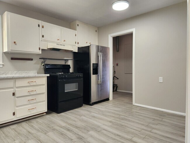 Building Photo - Charming 3-bedroom, 1-bathroom home on a half acre lot on the Southside!