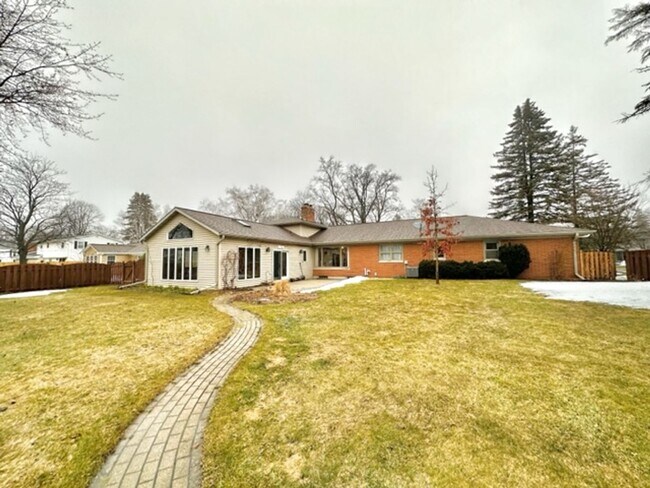 Building Photo - Beautiful / Spacious 3 Bed 3 Bath Ranch Style Single Family Home!