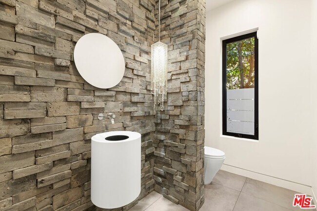 Building Photo - 853 N Kilkea Dr