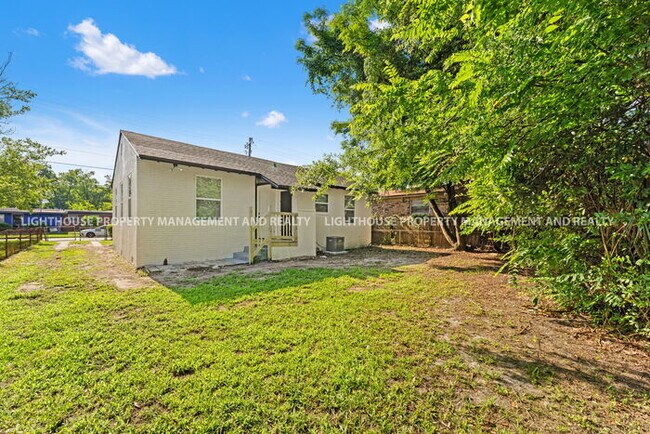 Building Photo - NEWLY RENOVATED 3 BED/1 BATH HOME!