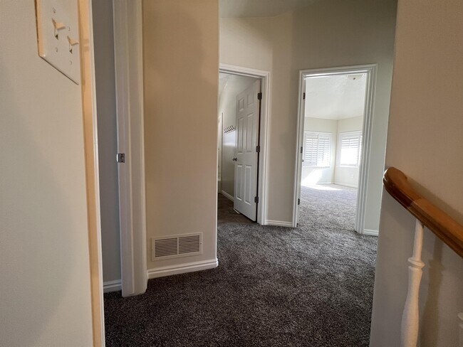Building Photo - 202 E White Spruce Cv