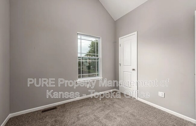 Building Photo - 4766 Lakecrest Dr