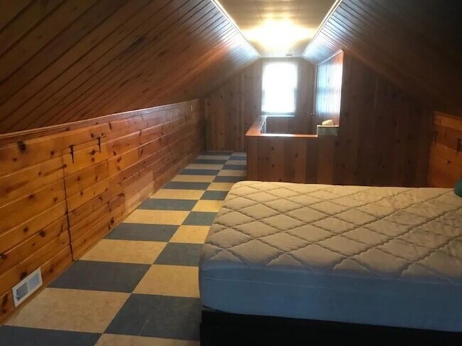 Building Photo - Charming 4-Bedroom Single Family Home on C...