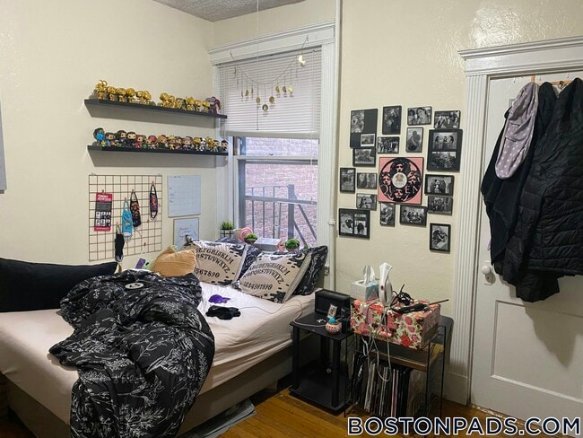 Building Photo - 463 Park Dr