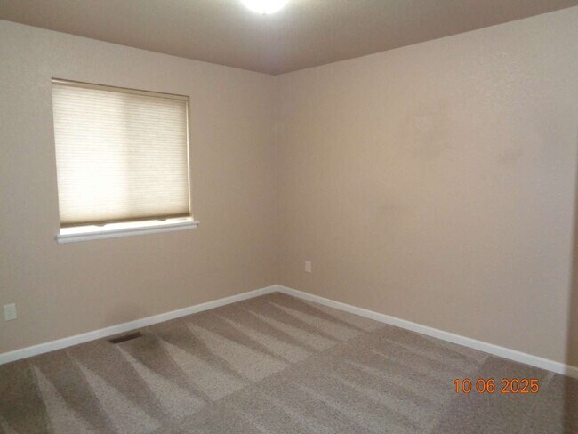 Building Photo - Exclusive community