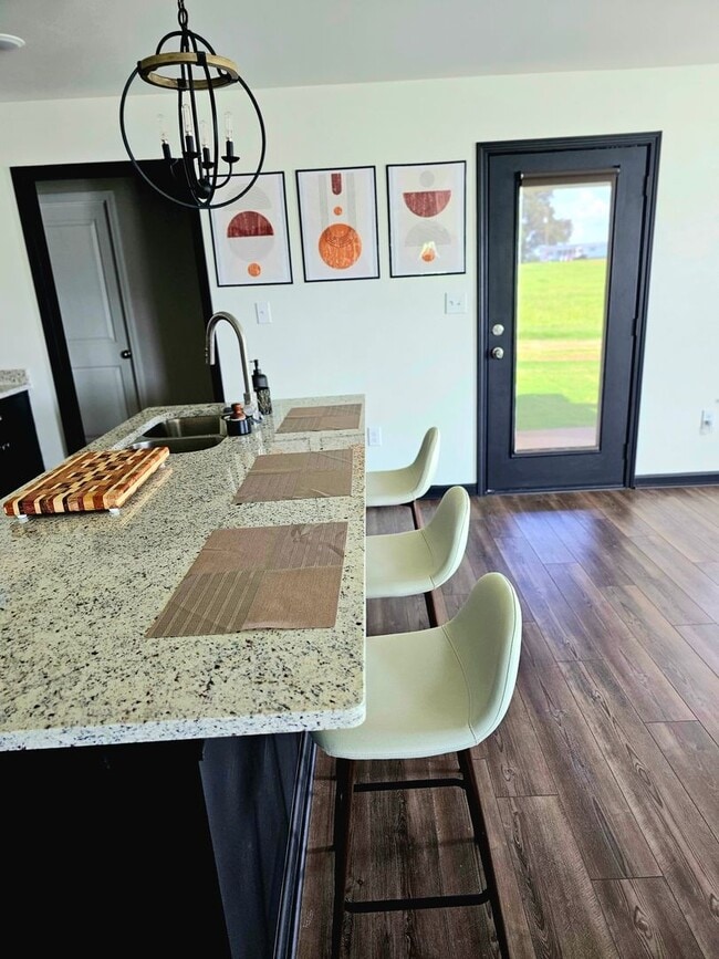 Building Photo - Charming Home!