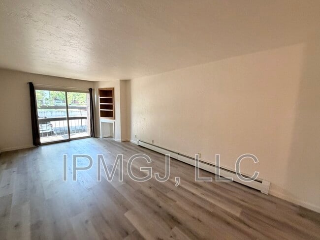 Building Photo - 3150 Lakeside Dr