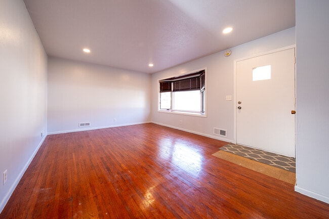 Building Photo - 445 Walnut Ln