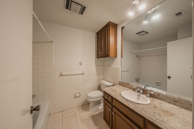 Building Photo - Amazing Townhome