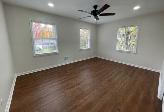 Building Photo - Douglas Hills Colonial