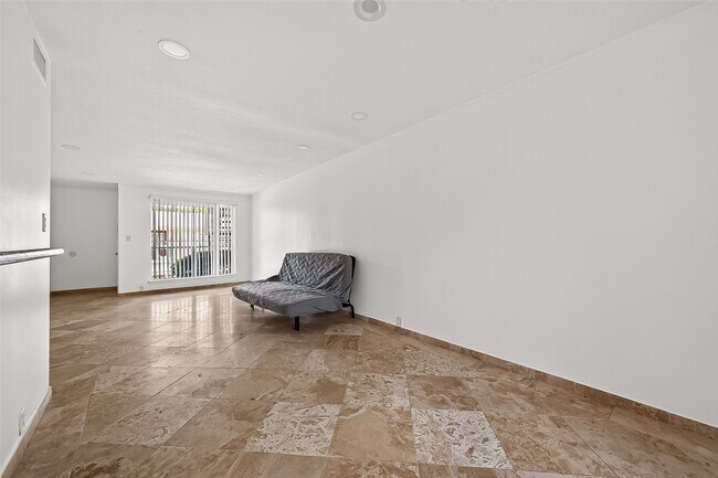 Building Photo - 3303 W Greenridge Dr