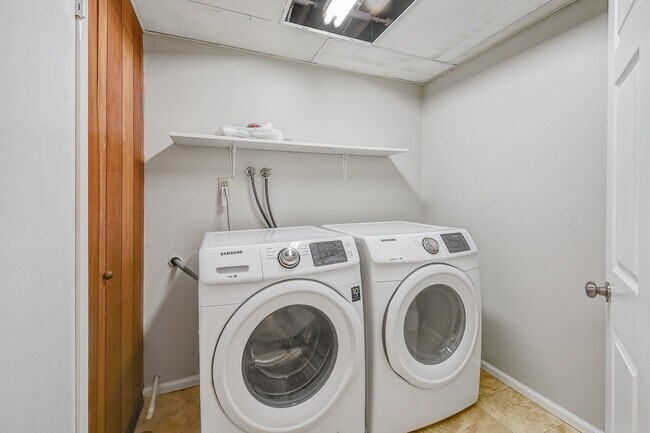 Building Photo - 3bd/2.5ba Bellevue Home