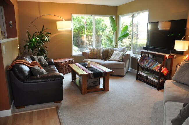 Building Photo - 5747 Clematis Dr