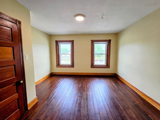 Building Photo - 424 E Locust St