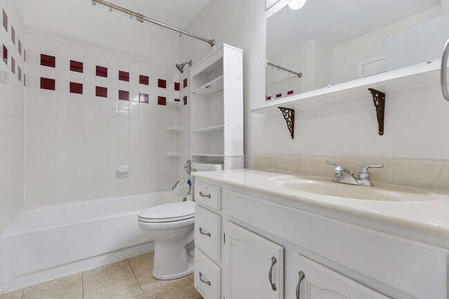 Building Photo - 3238 Gresham Ln E