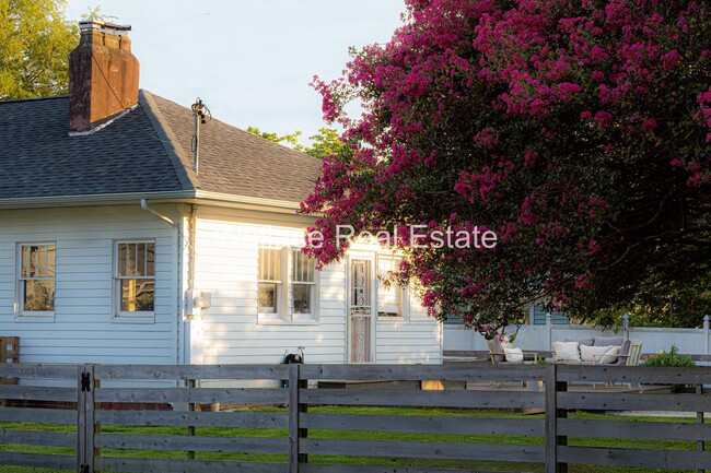 Building Photo - SUPER CUTE 1920'S CRAFTSMAN HOME...2 BEDRO...